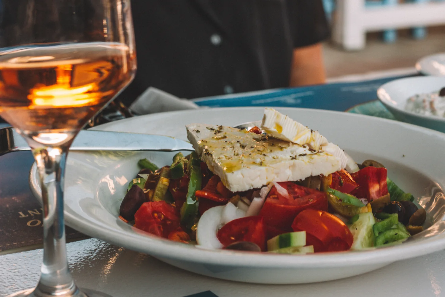 Grekisk sallad med fetaost och vin på bordet