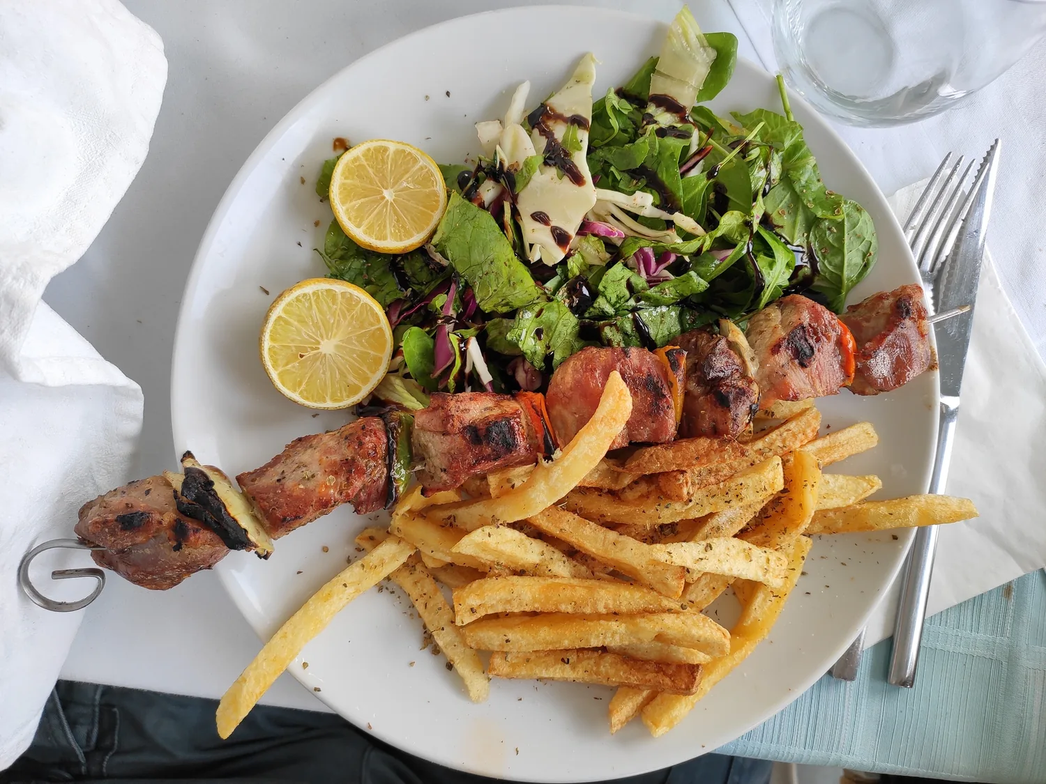 Grillspett med sallad hos Greek Taverna Giamas