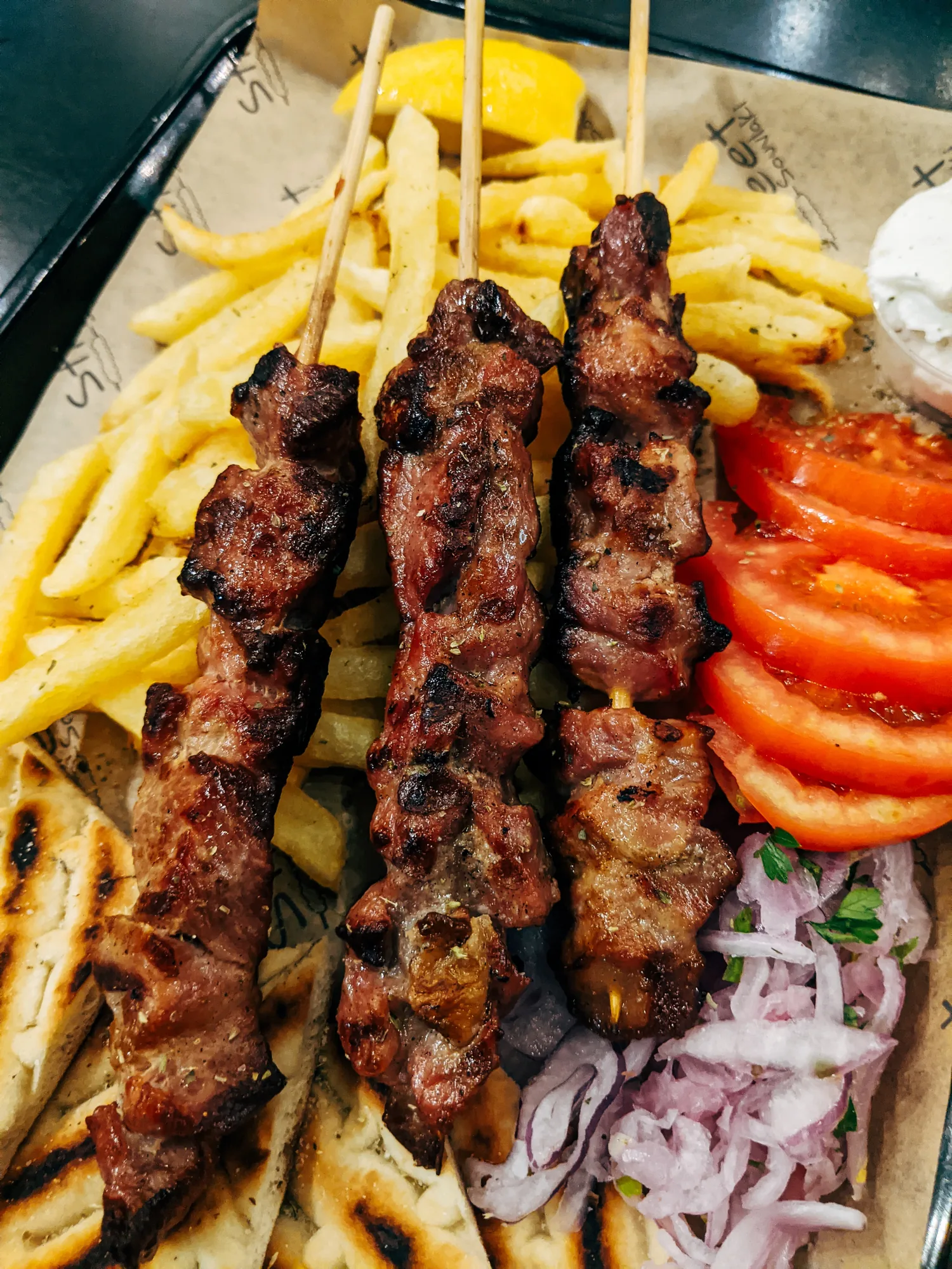 Souvlaki med pommes, sallad och tzatziki
