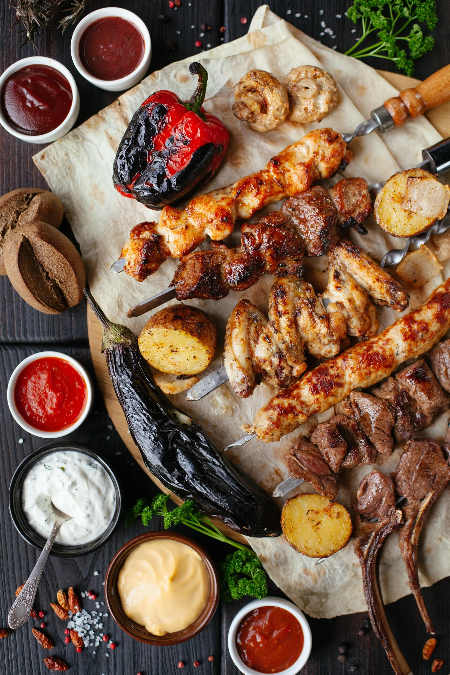 Grekisk grillrätt med souvlaki, potatis och tzatziki
